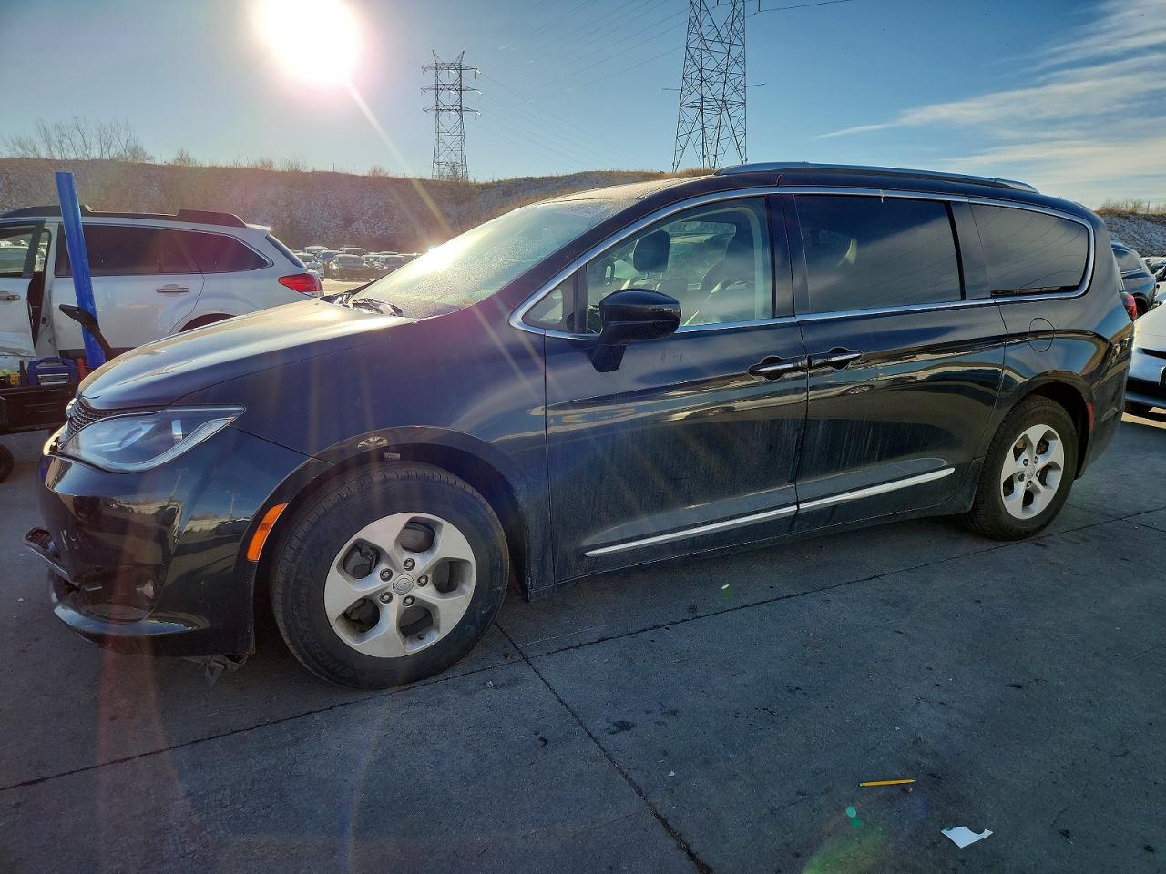 Salvage Chrysler Pacifica Image