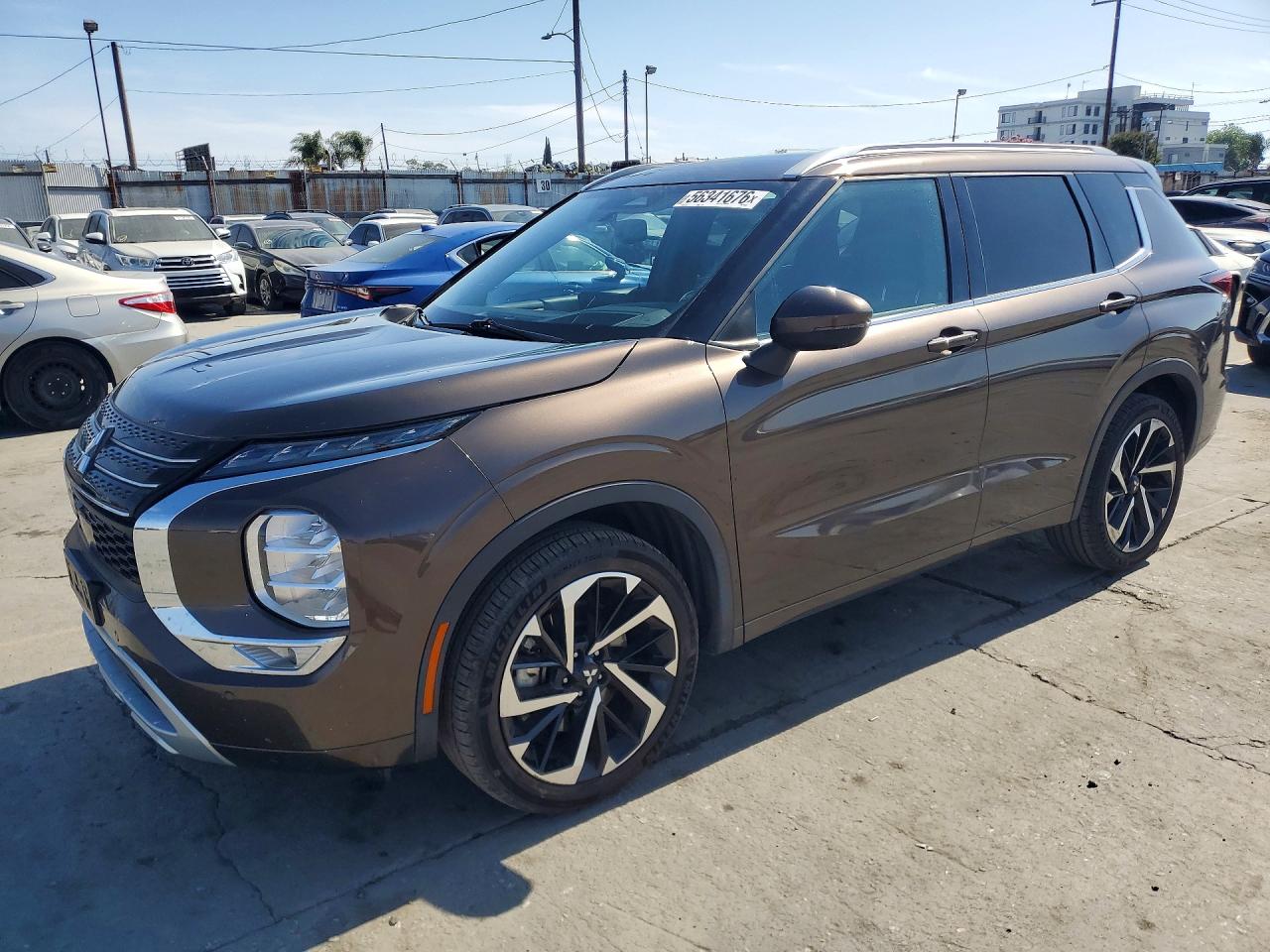 Salvage Mitsubishi Outlander Image