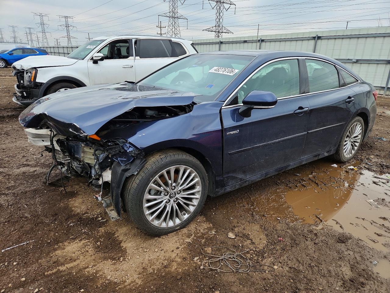 Salvage Toyota Avalon Image