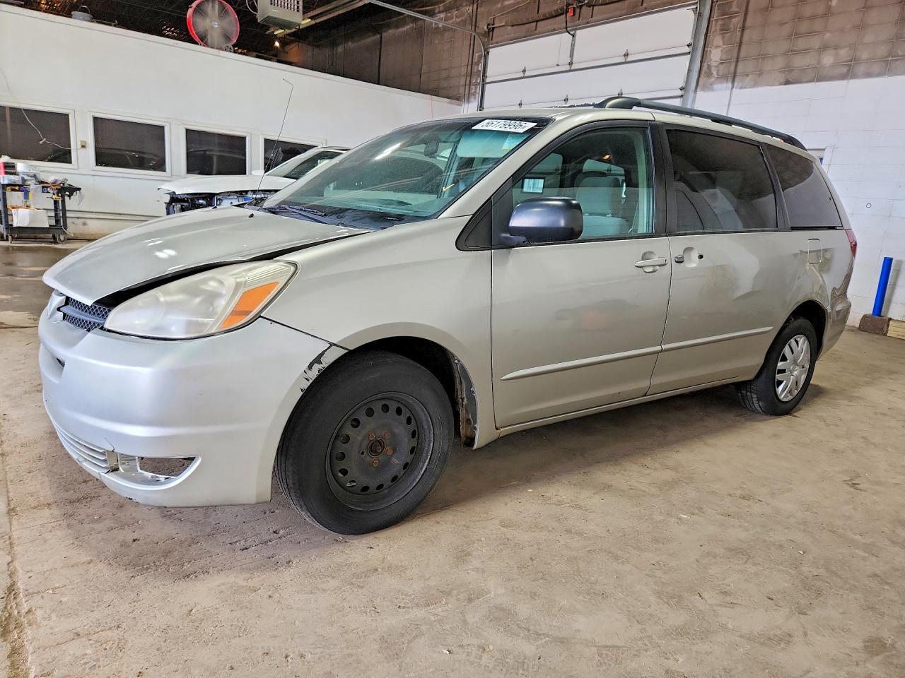 Salvage Toyota Sienna Image