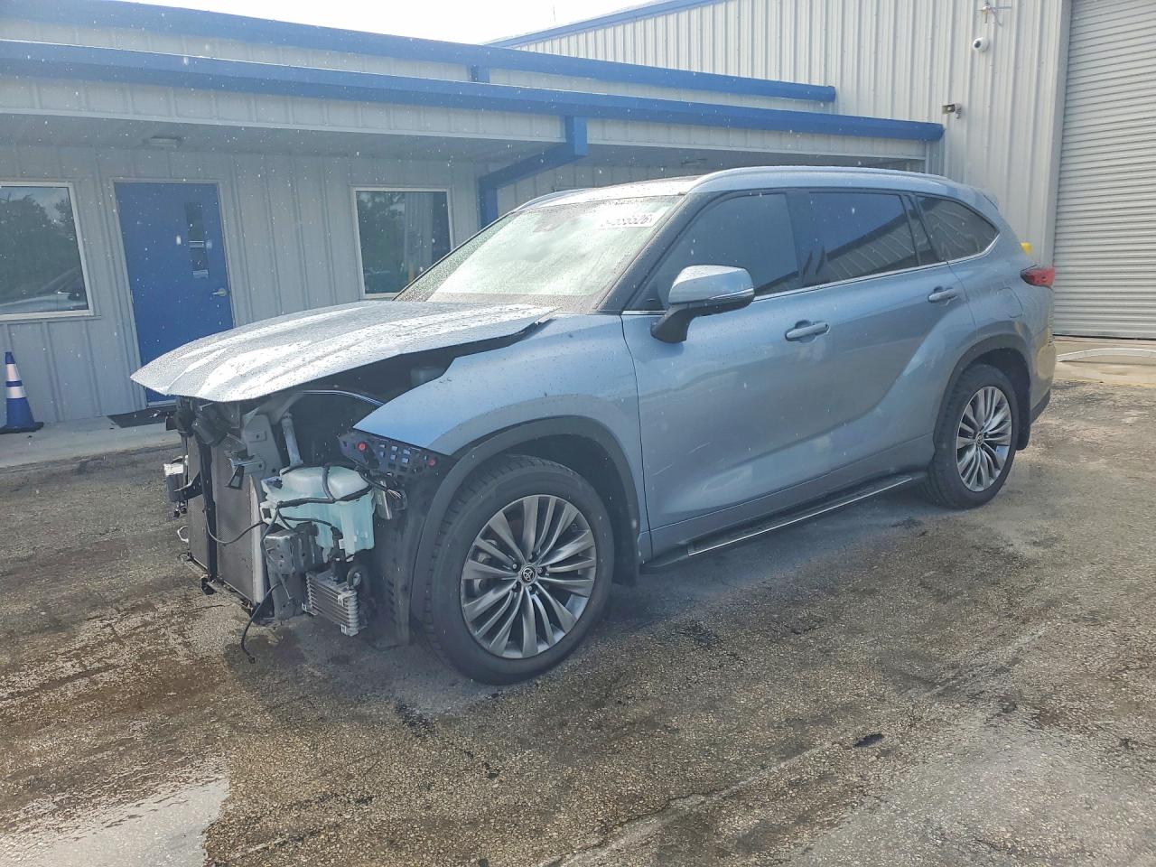 Salvage Toyota Highlander Image