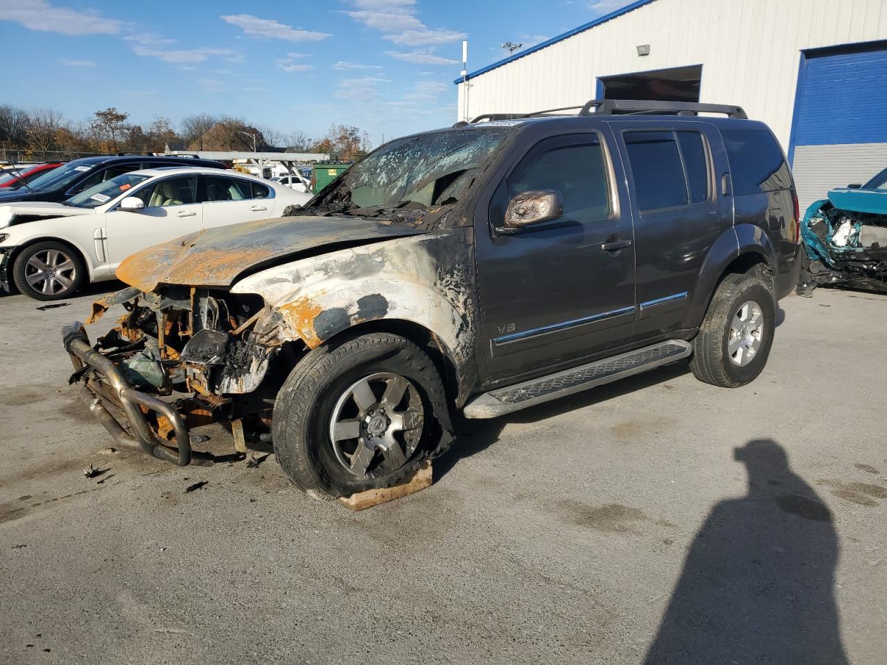 Salvage Nissan Pathfinder Image