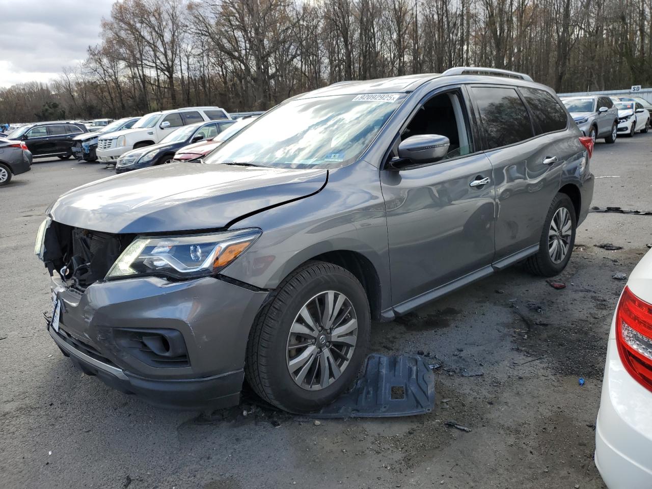 Salvage Nissan Pathfinder Image