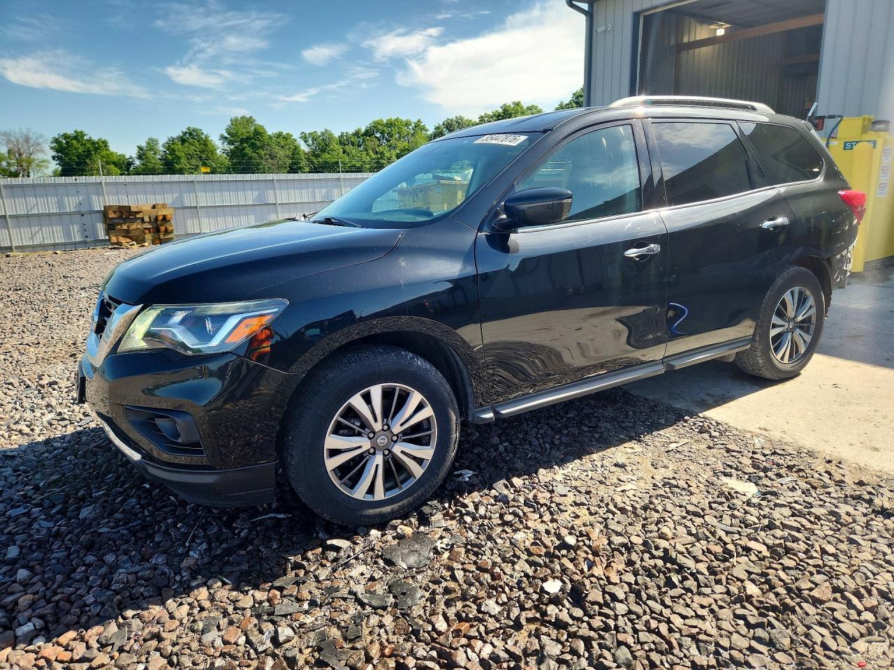 Salvage Nissan Pathfinder Image