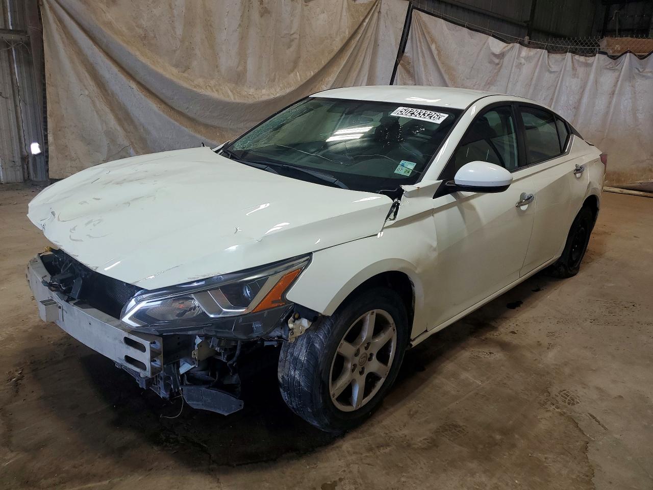 Salvage Nissan Altima Image
