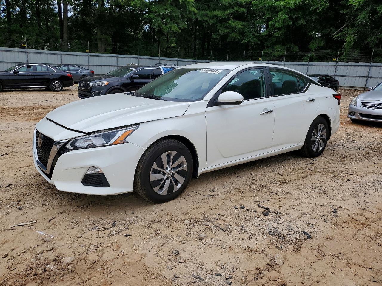 Salvage Nissan Altima Image