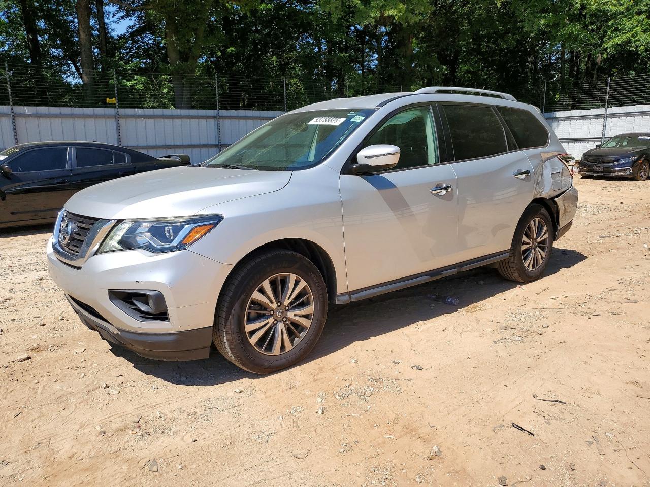 Salvage Nissan Pathfinder Image