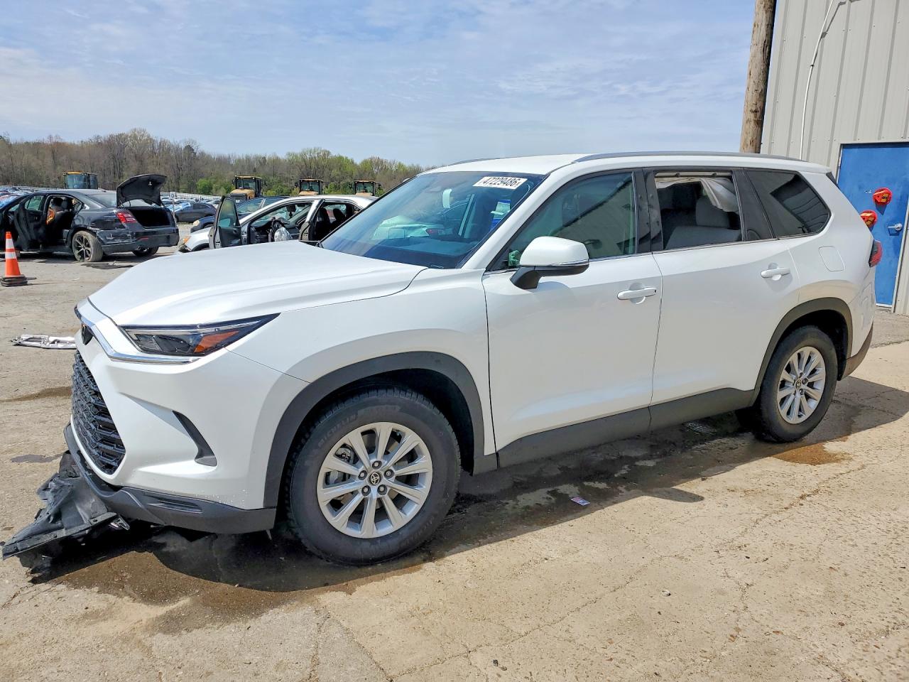 Salvage Toyota Grand High Image