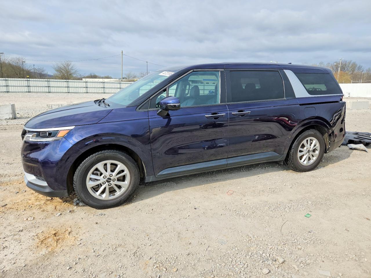 Salvage Kia Carnival Image