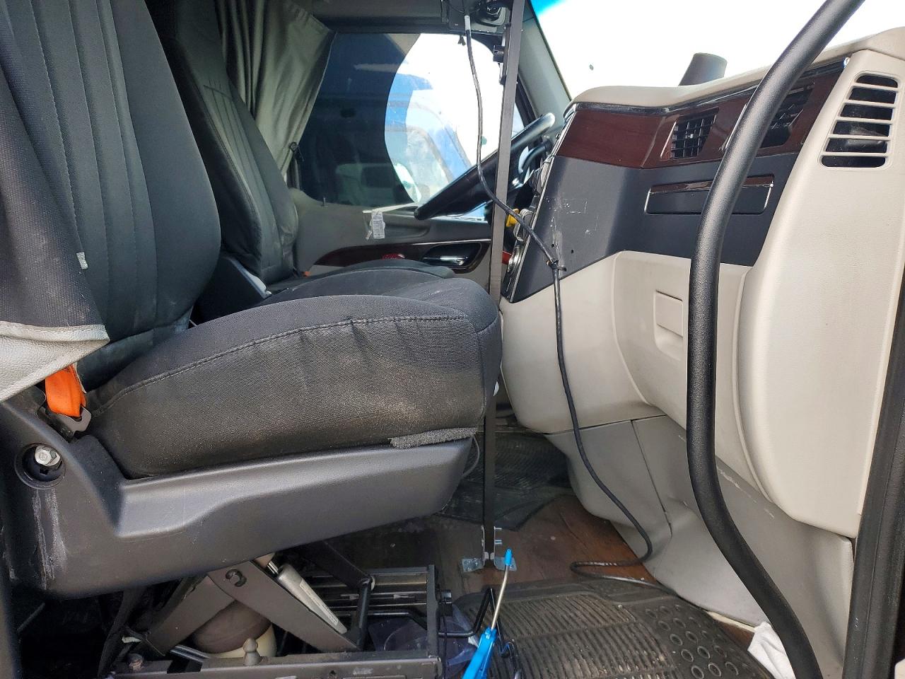 Salvage Peterbilt 579 Image