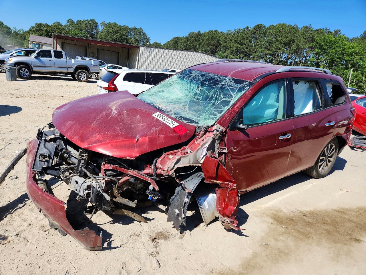 Salvage Nissan Pathfinder Image