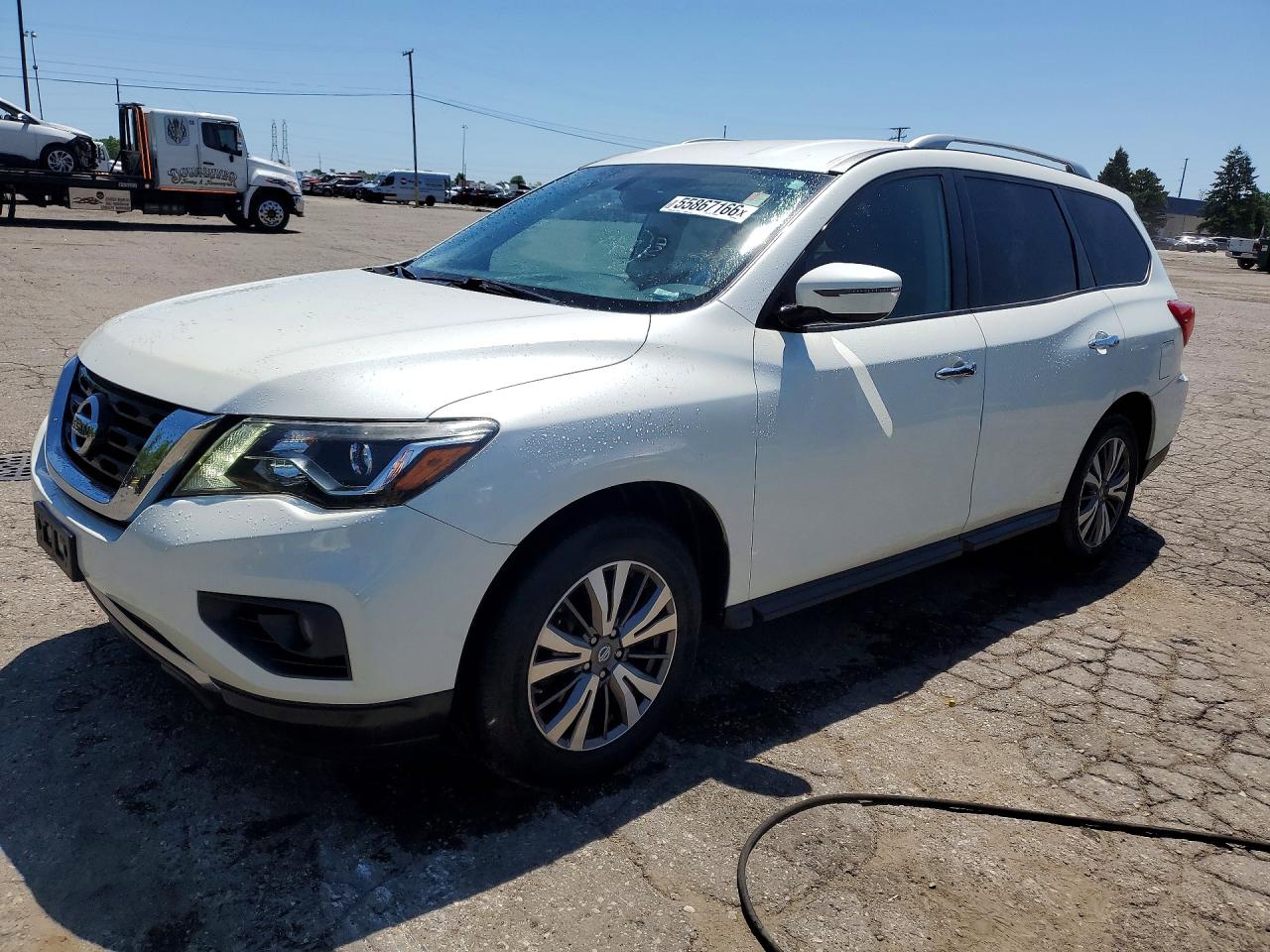 Salvage Nissan Pathfinder Image