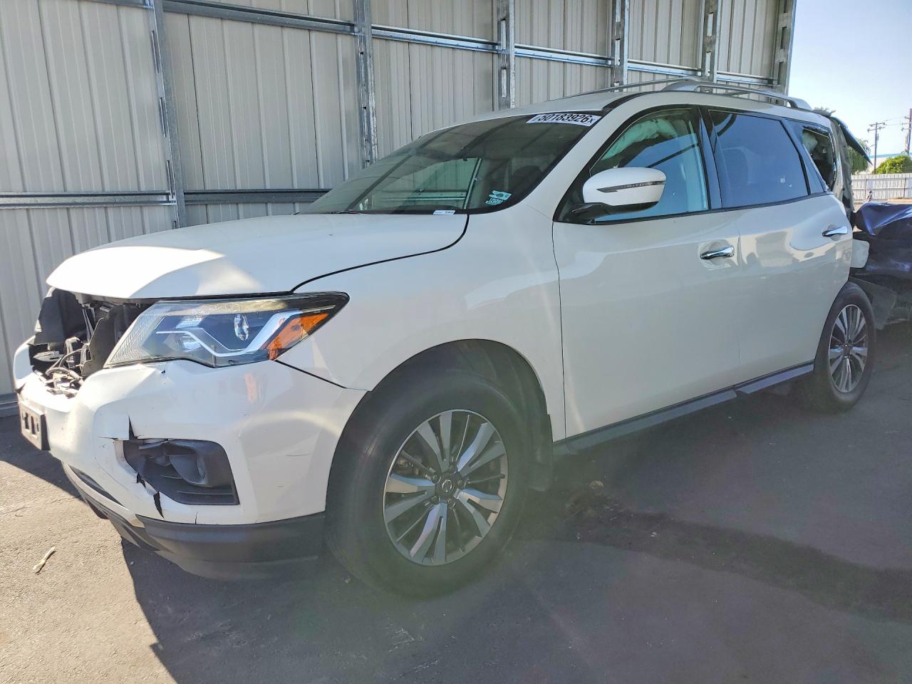 Salvage Nissan Pathfinder Image