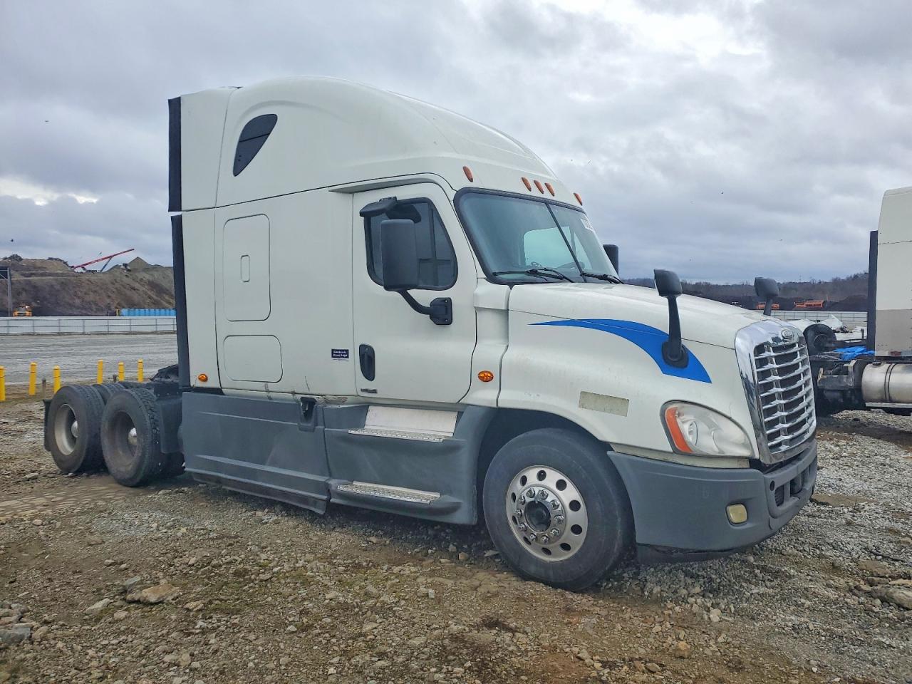 Salvage Freightliner Cascadia Image