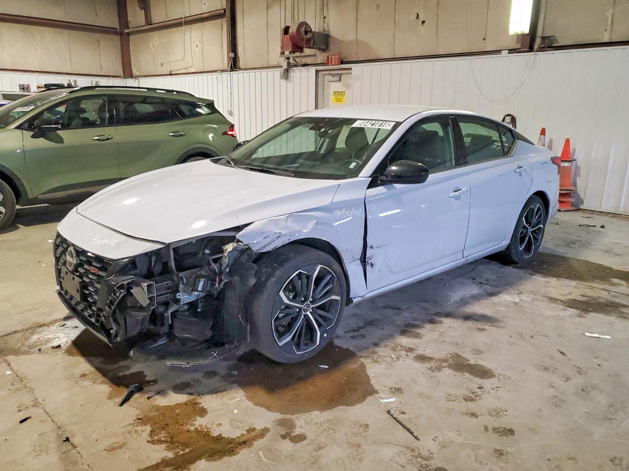 Salvage Nissan Altima Image