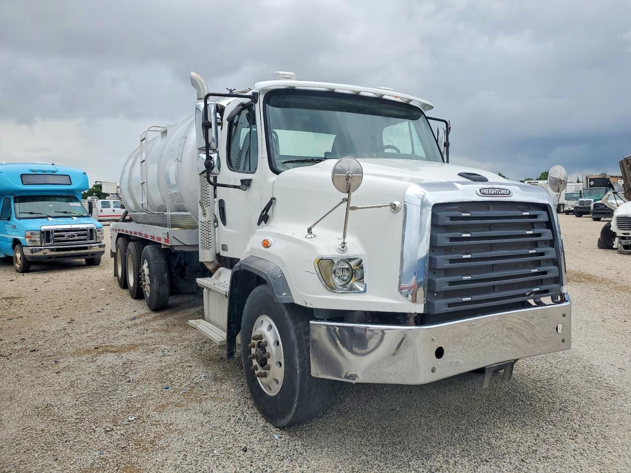 Salvage Freightliner 114sd Image