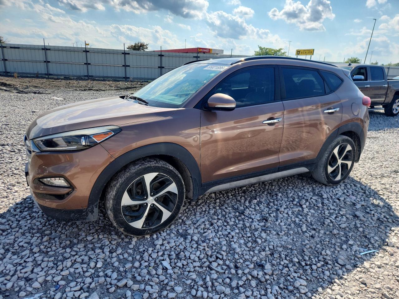 Salvage Hyundai TUCSON Image