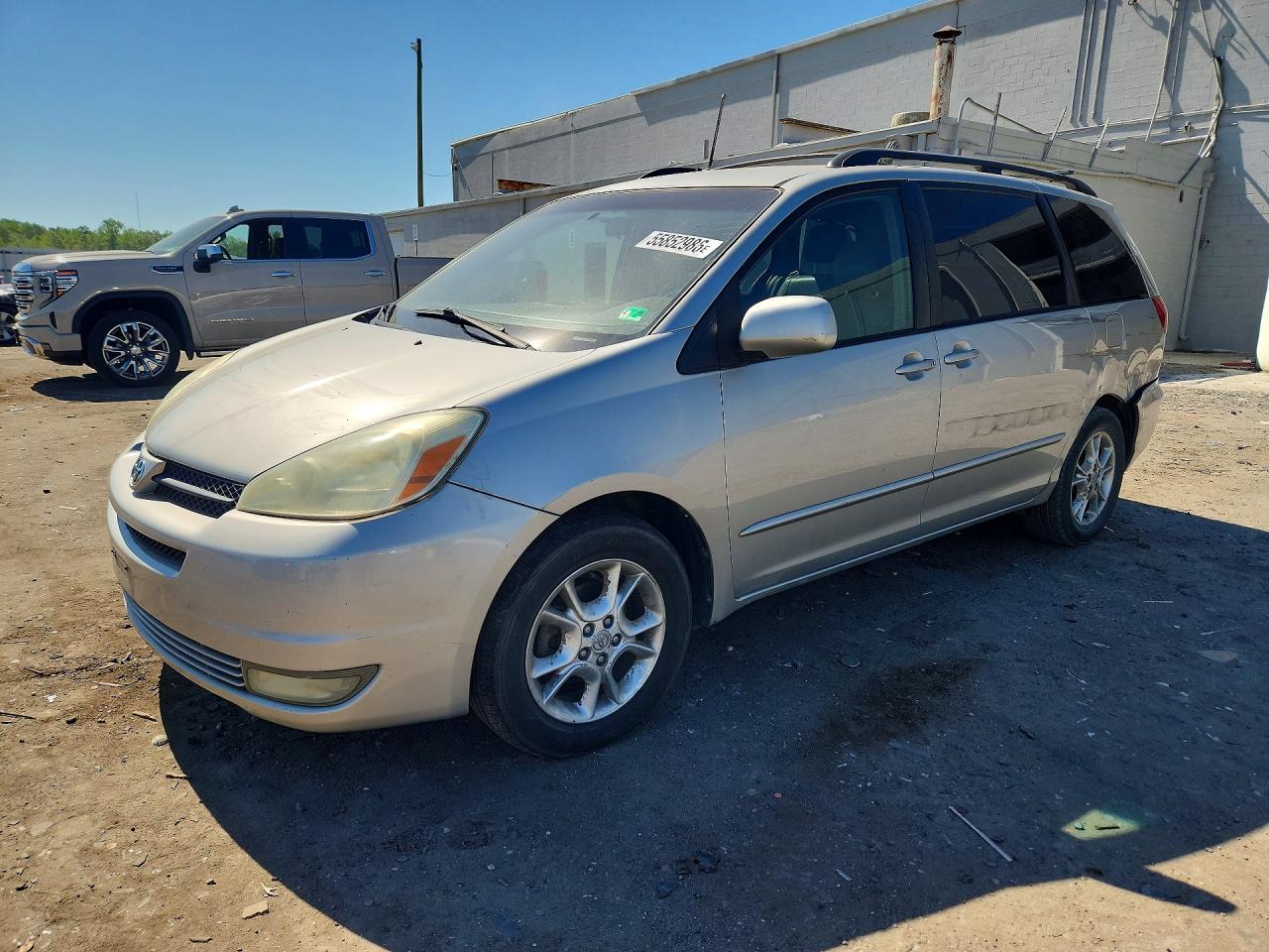 Salvage Toyota Sienna Image