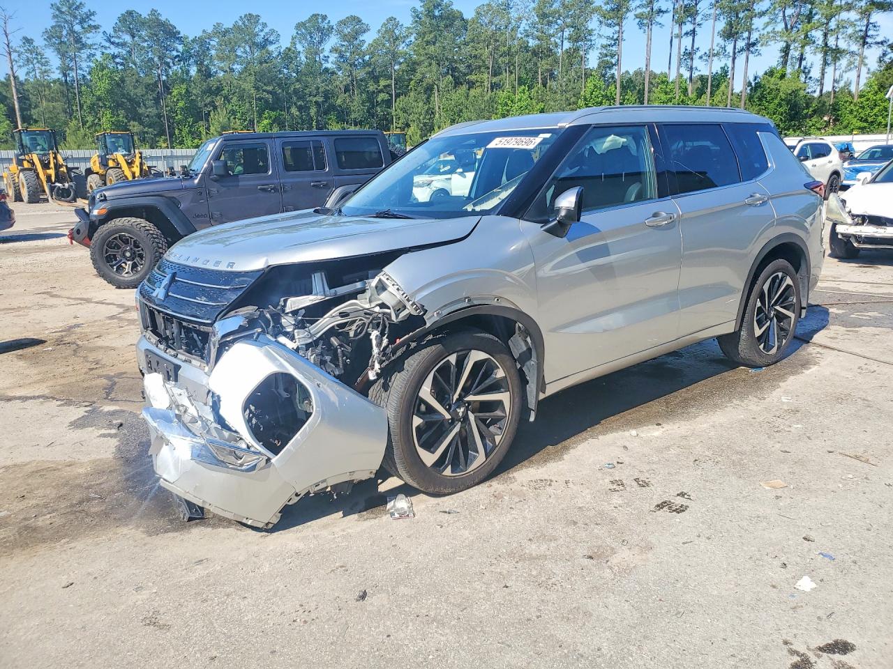 Salvage Mitsubishi Outlander Image