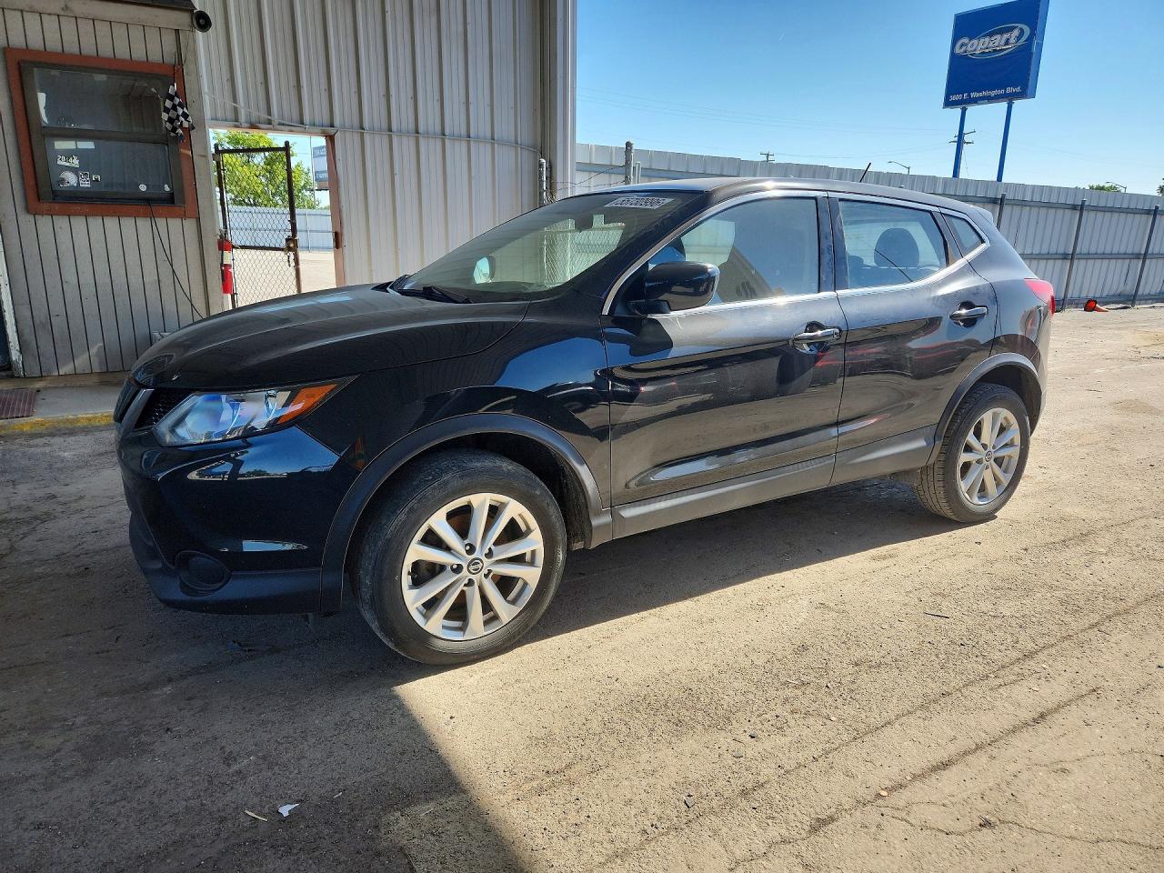 Salvage Nissan Rogue Image