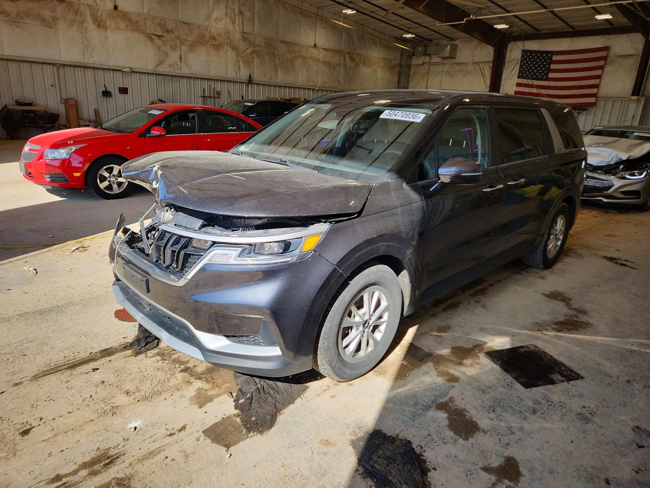 Salvage Kia Carnival Image