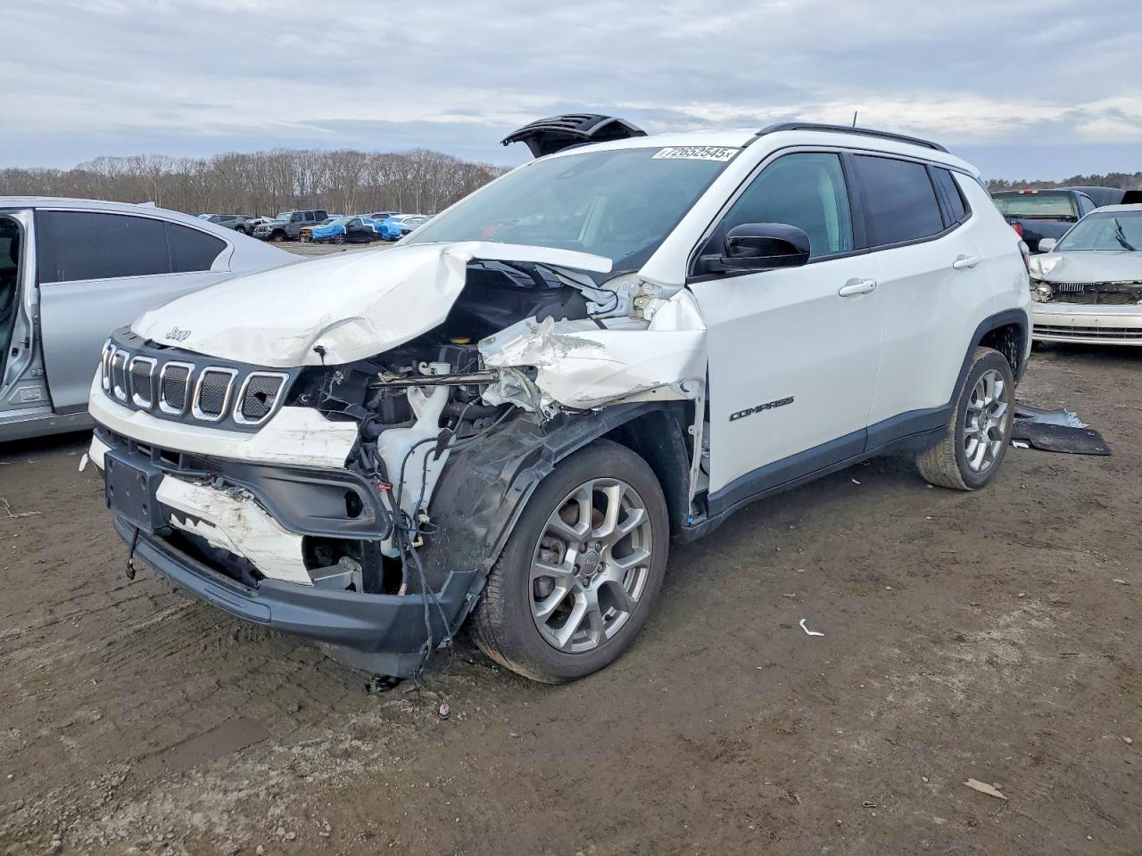 Salvage Jeep Compass Image