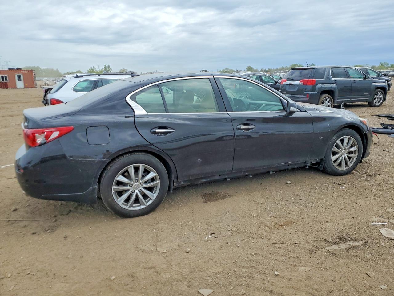INFINITI Q50 Premium
