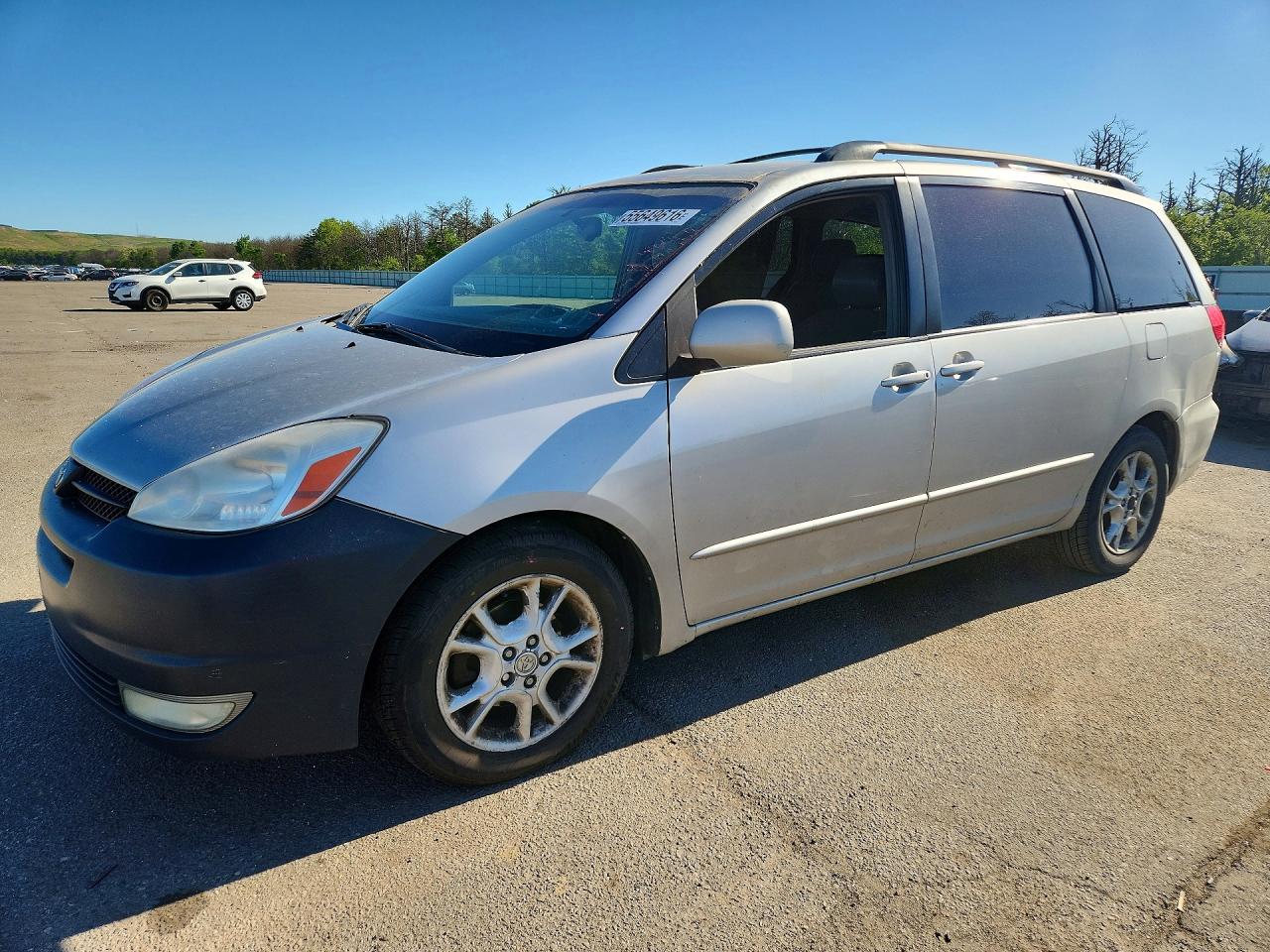 Salvage Toyota Sienna Image