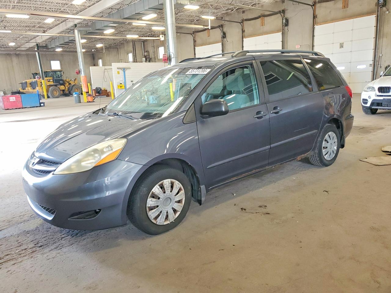 Salvage Toyota Sienna Image
