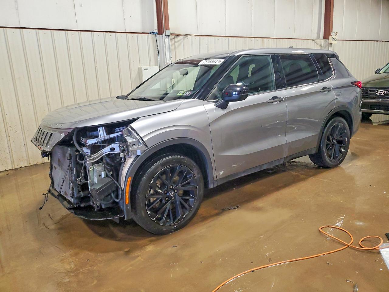 Salvage Mitsubishi Outlander Image