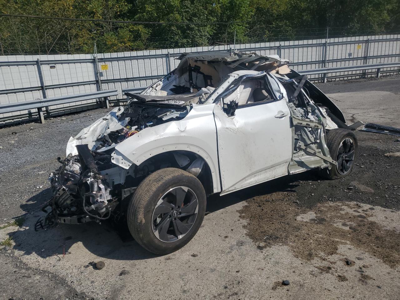 Salvage Nissan Rogue Image