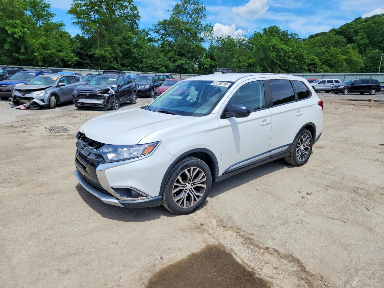 Salvage Mitsubishi Outlander Image