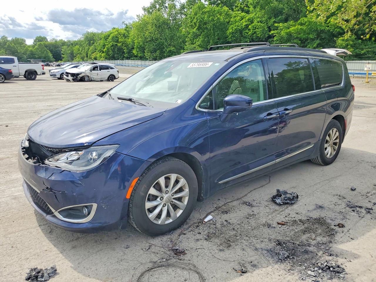 Salvage Chrysler Pacifica Image