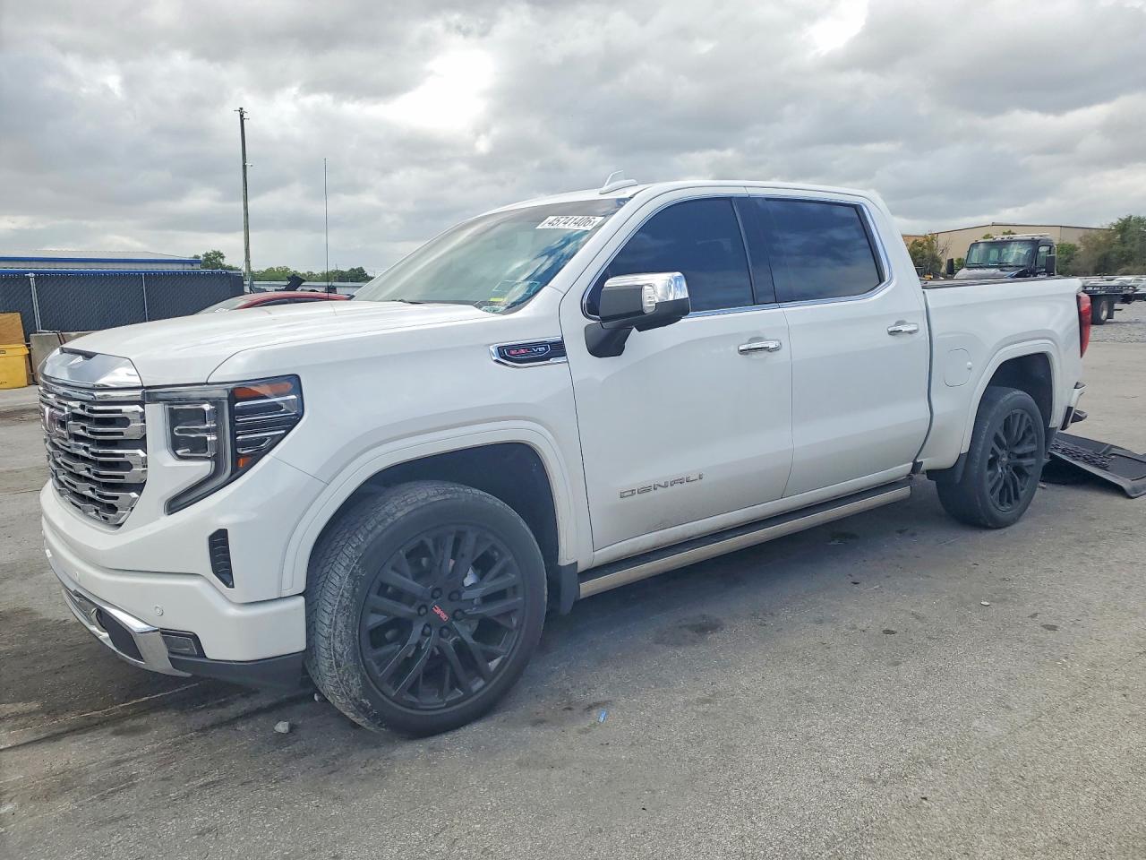 Salvage GMC Sierra Image