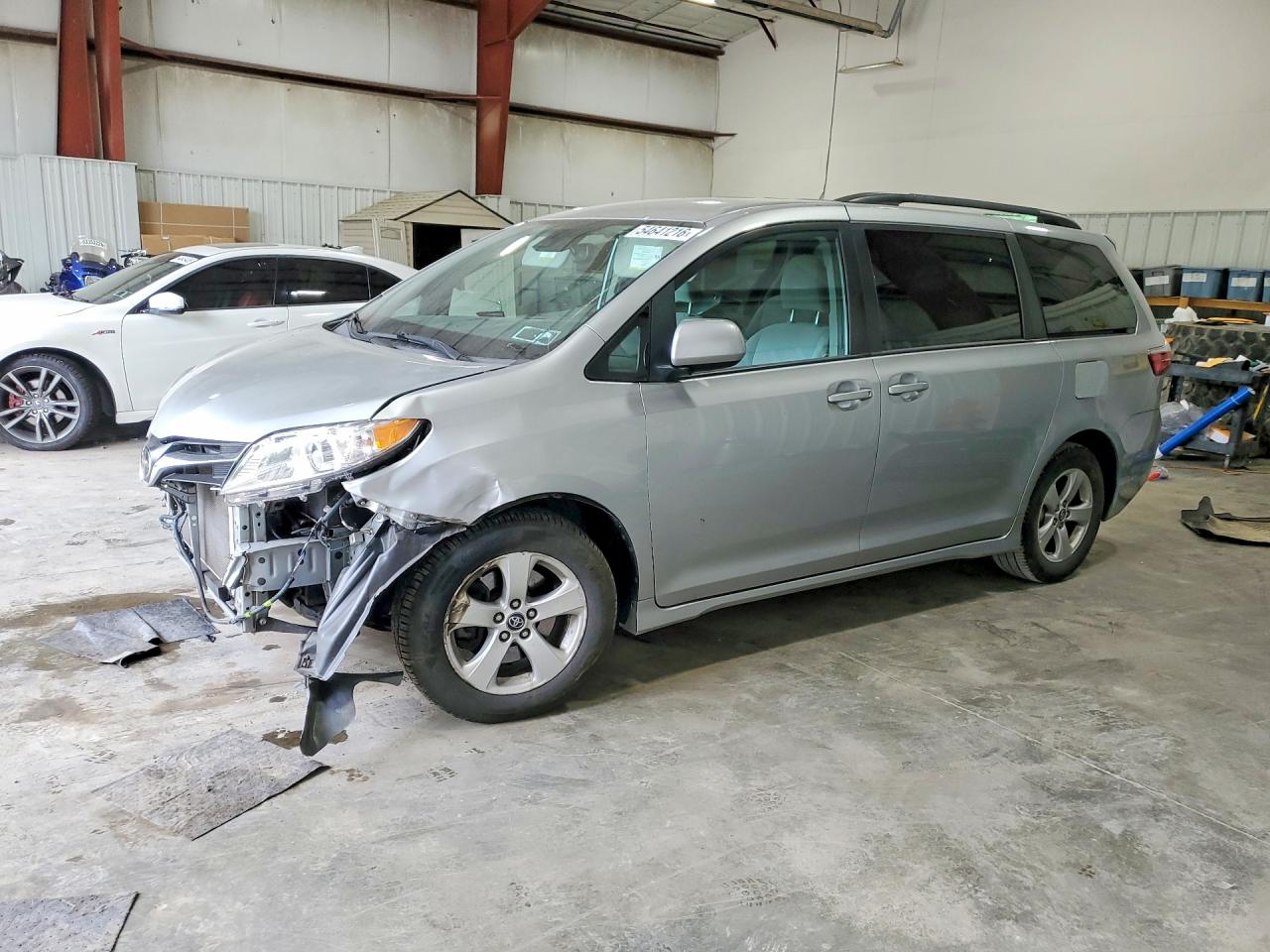Salvage Toyota Sienna Image