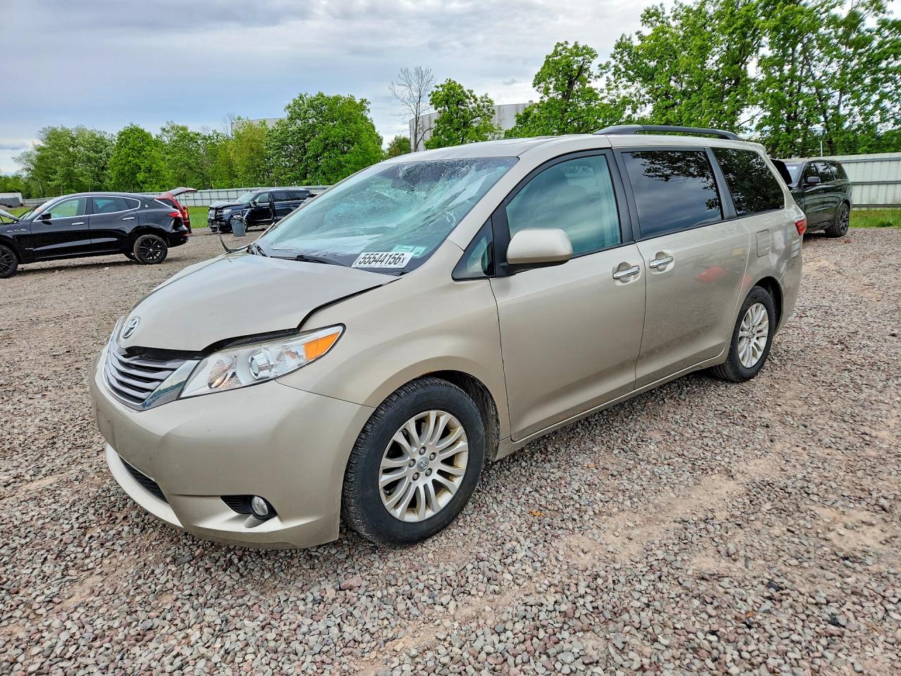 Salvage Toyota Sienna Image