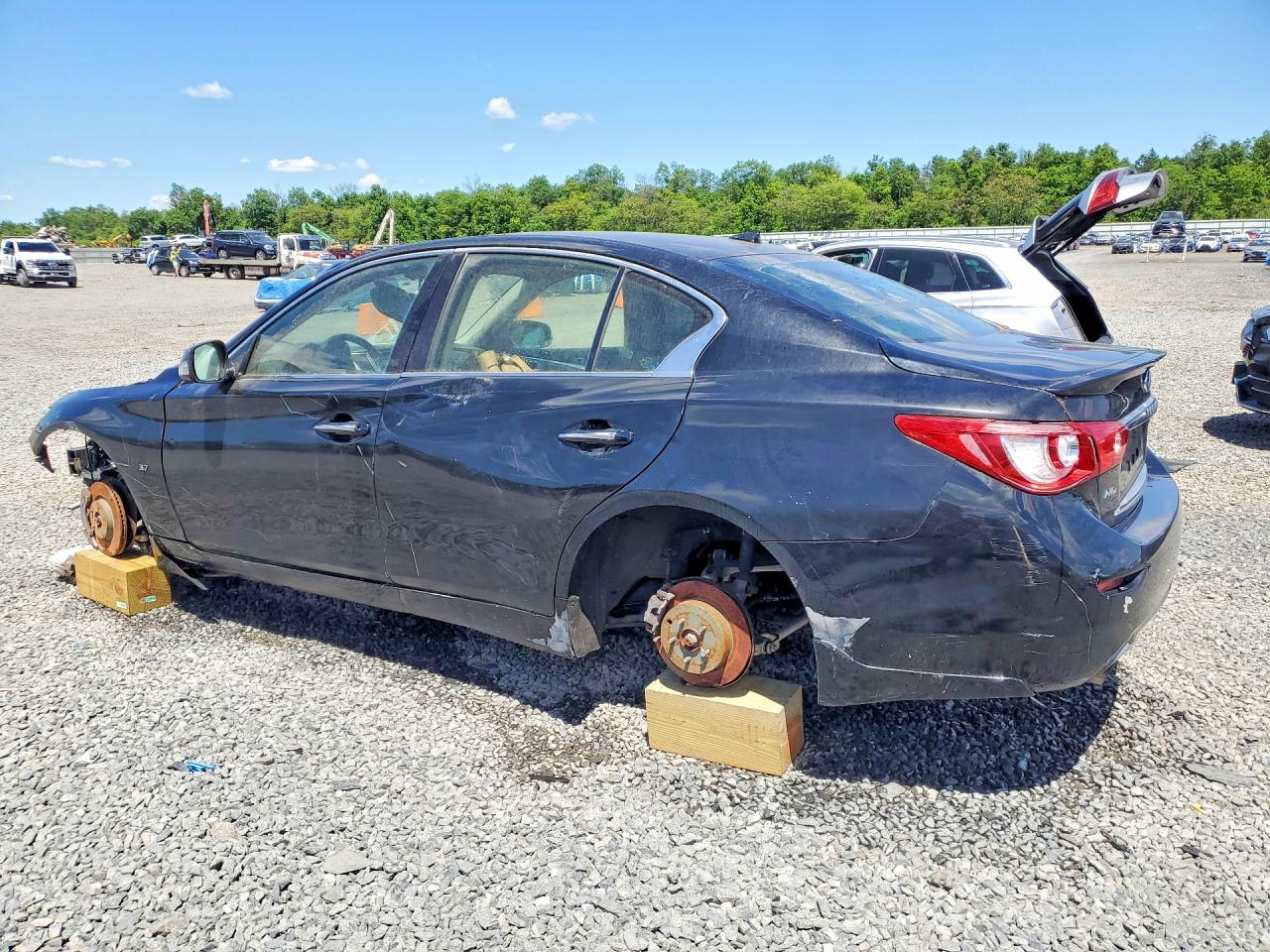 INFINITI Q50 Premium