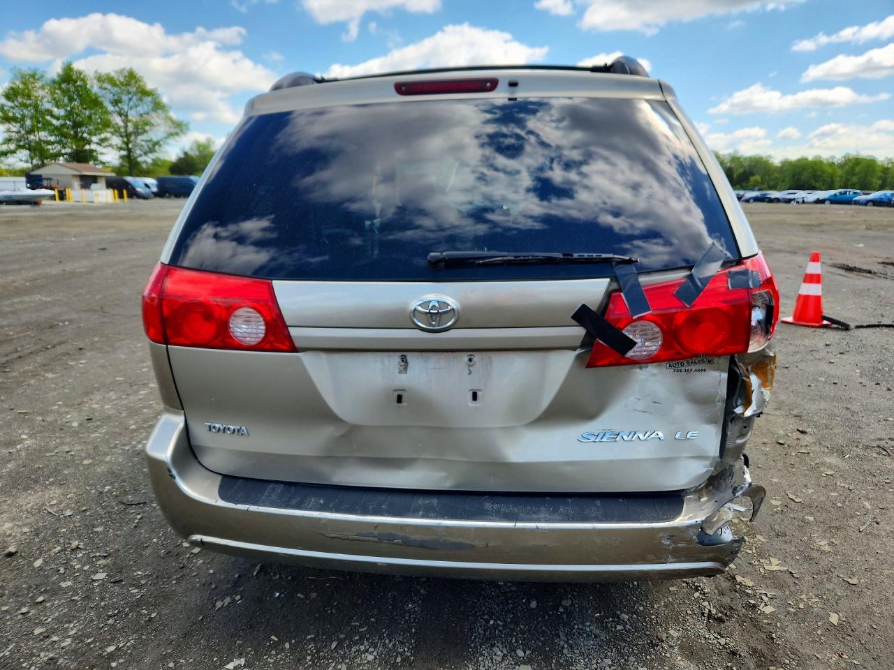 Toyota Sienna Le 8-passenger