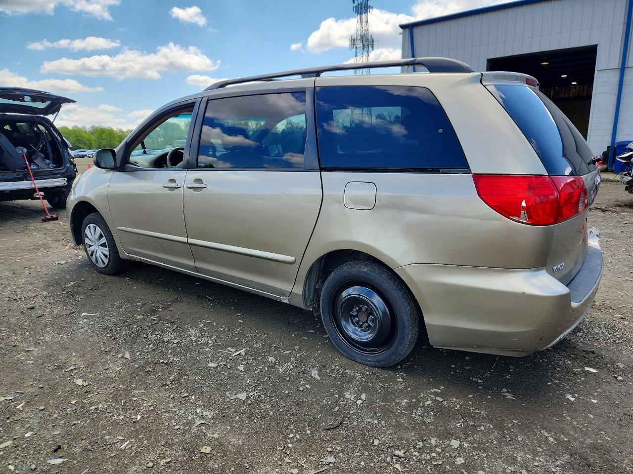 Toyota Sienna Le 8-passenger