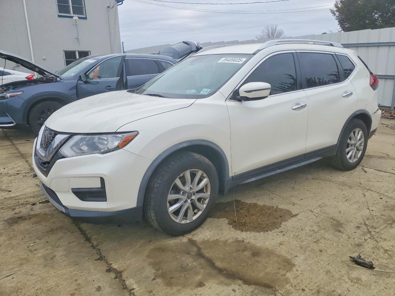 Salvage Nissan Rogue Image