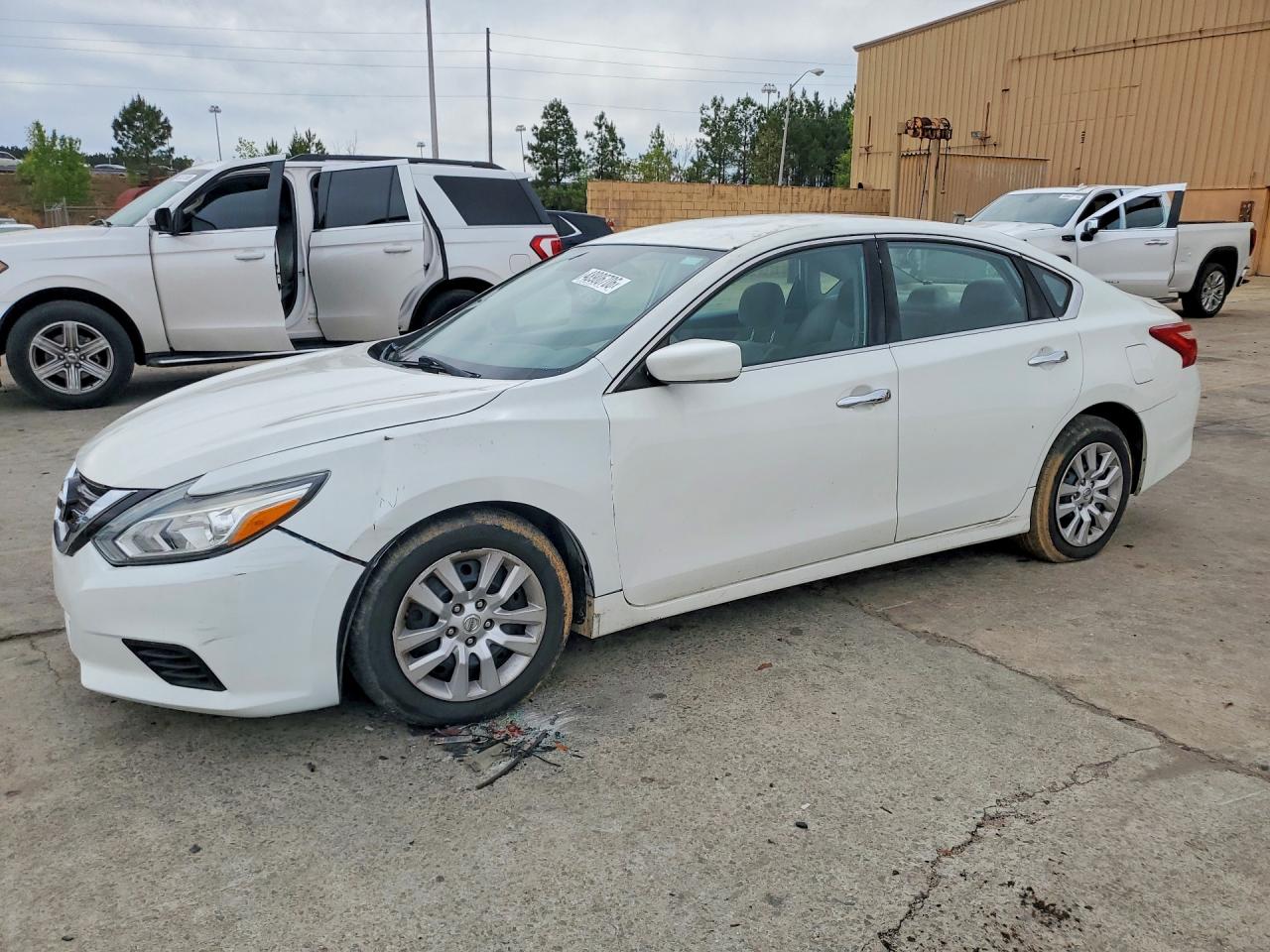 Salvage Nissan Altima Image
