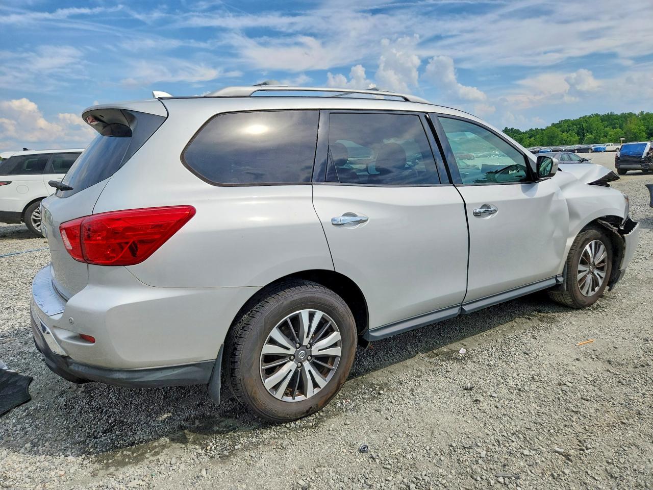 Nissan Pathfinder S