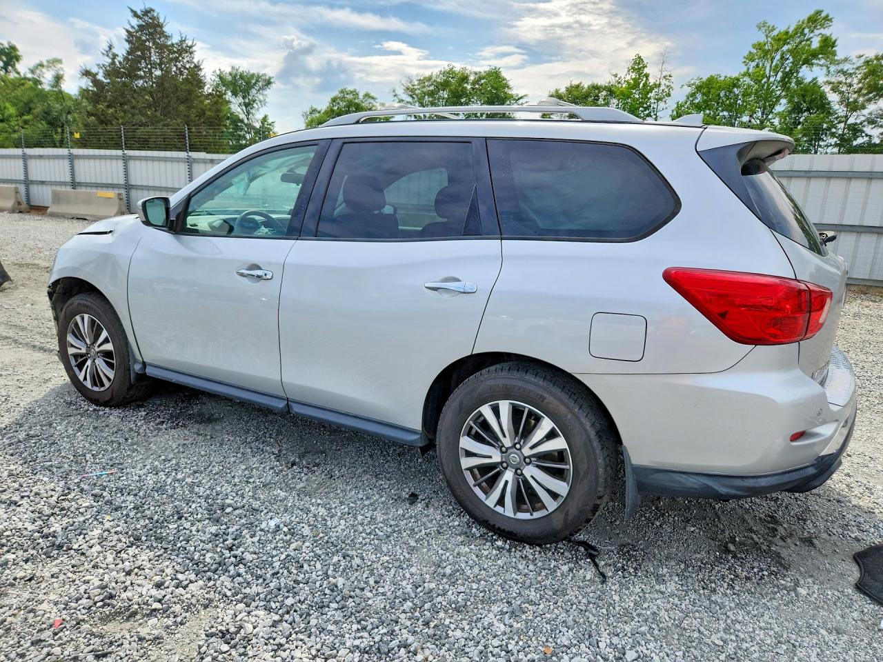 Nissan Pathfinder S