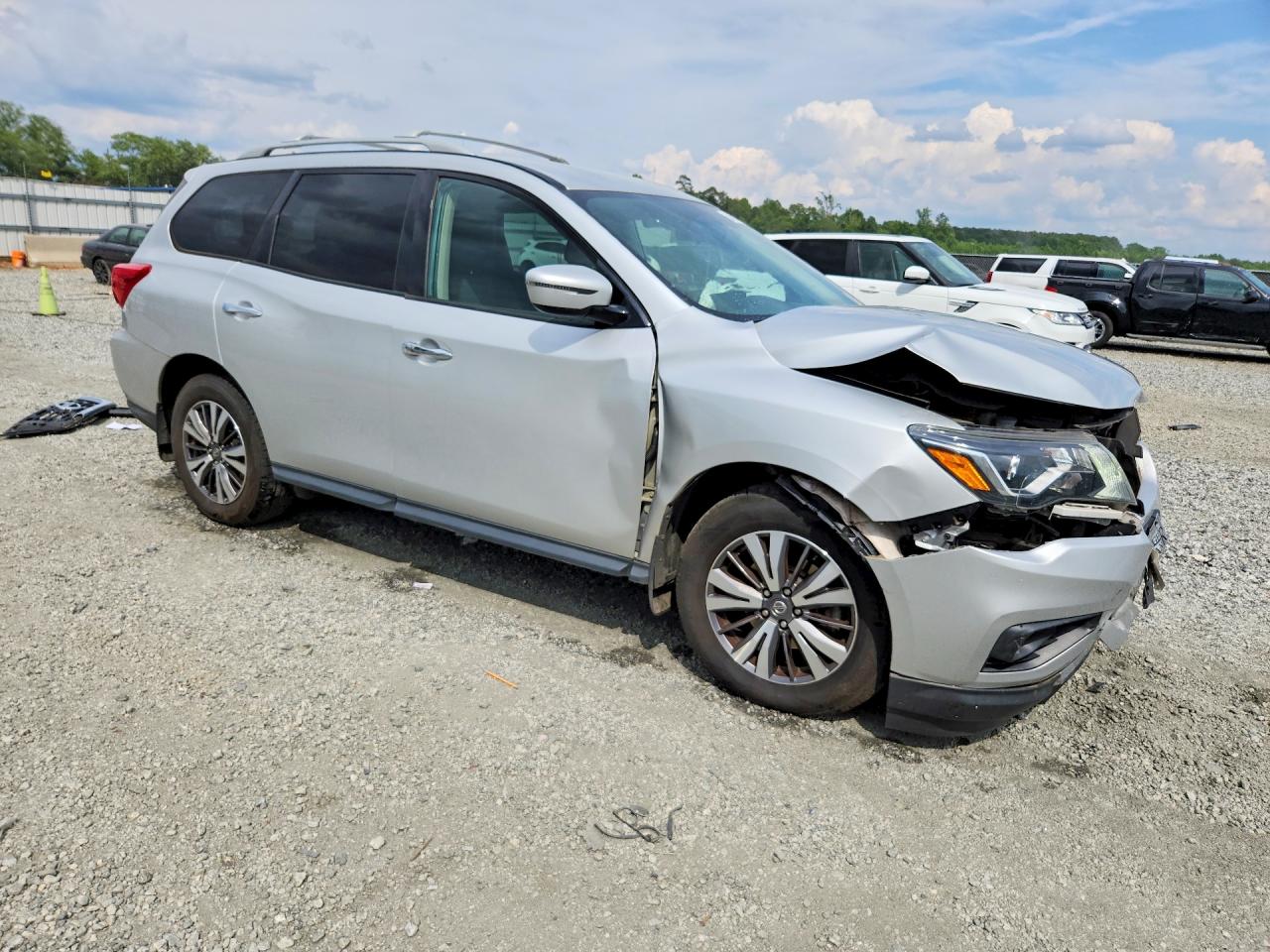 Nissan Pathfinder S