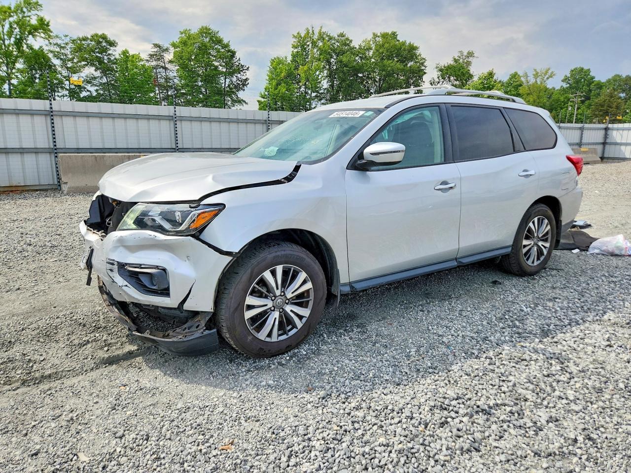 Salvage Nissan Pathfinder Image