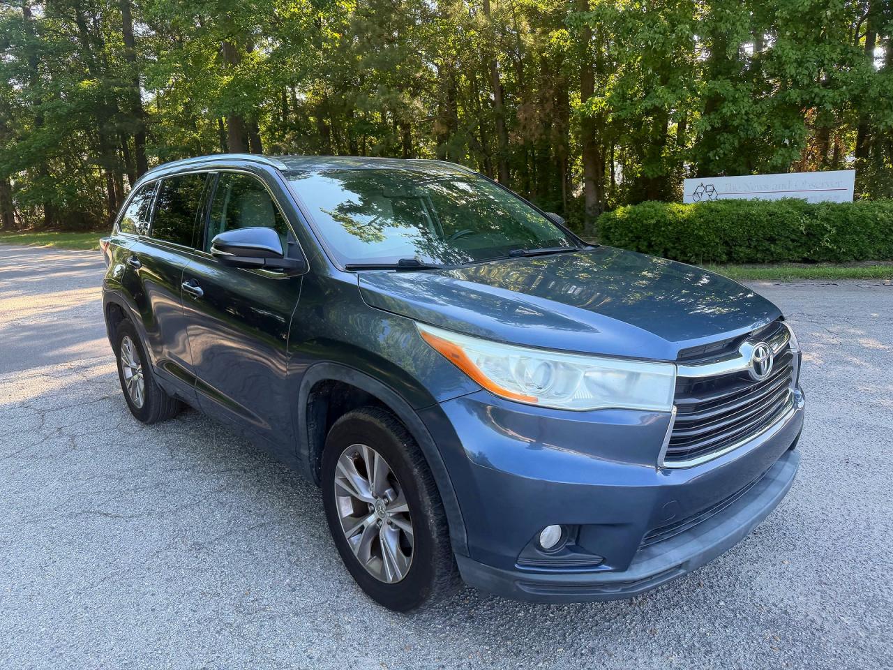 Salvage Toyota Highlander Image