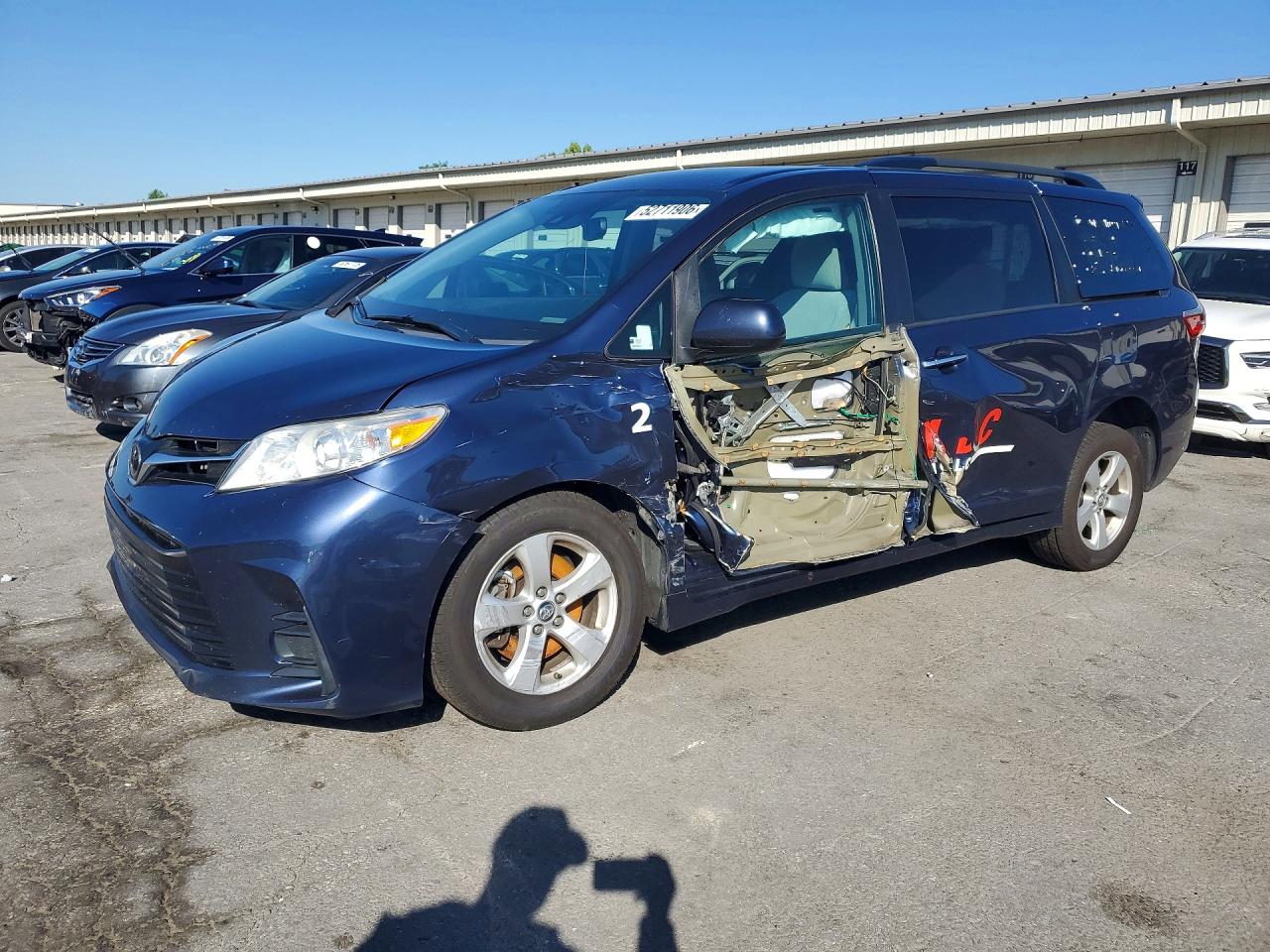 Salvage Toyota Sienna Image