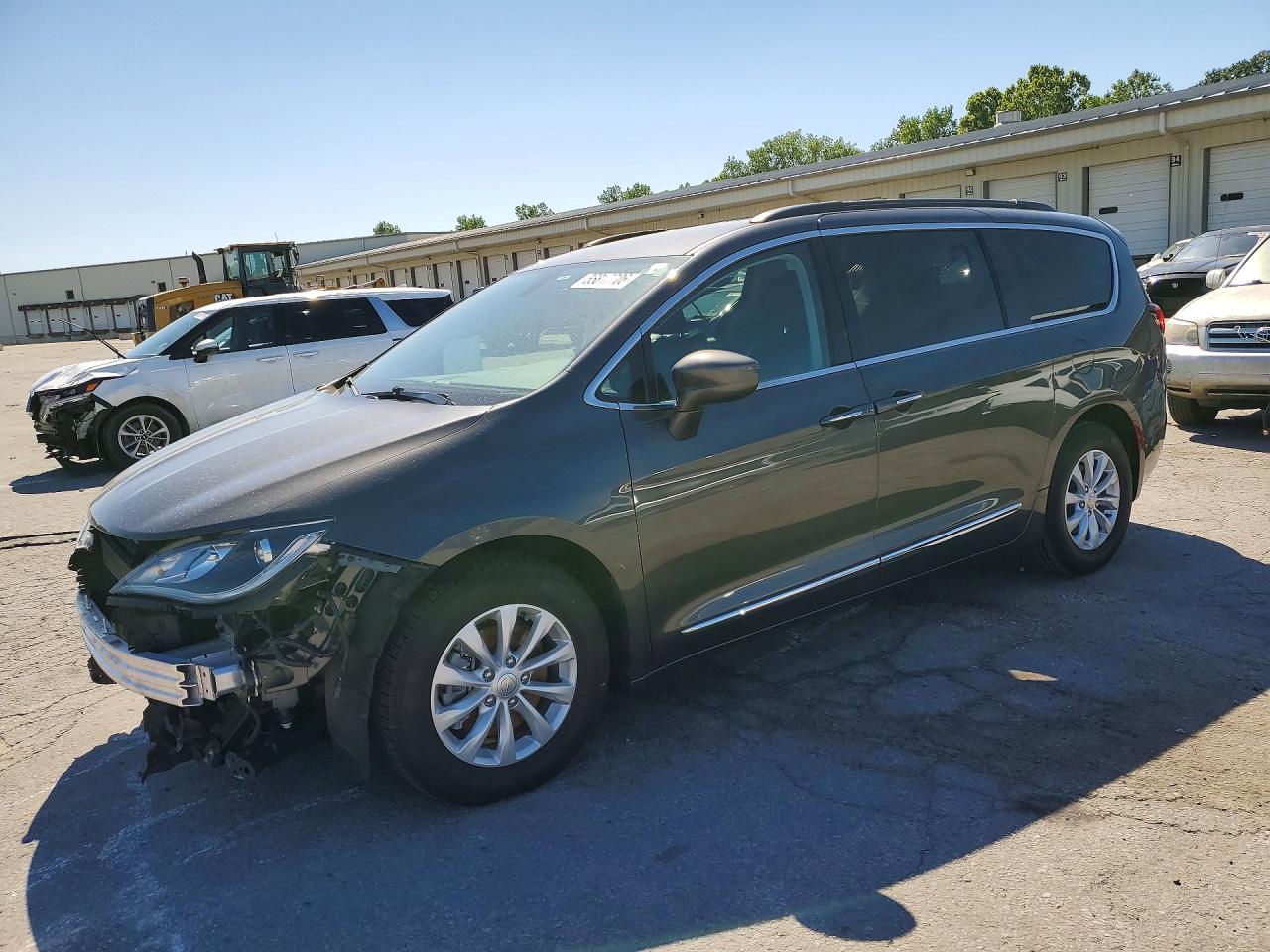 Salvage Chrysler Pacifica Image