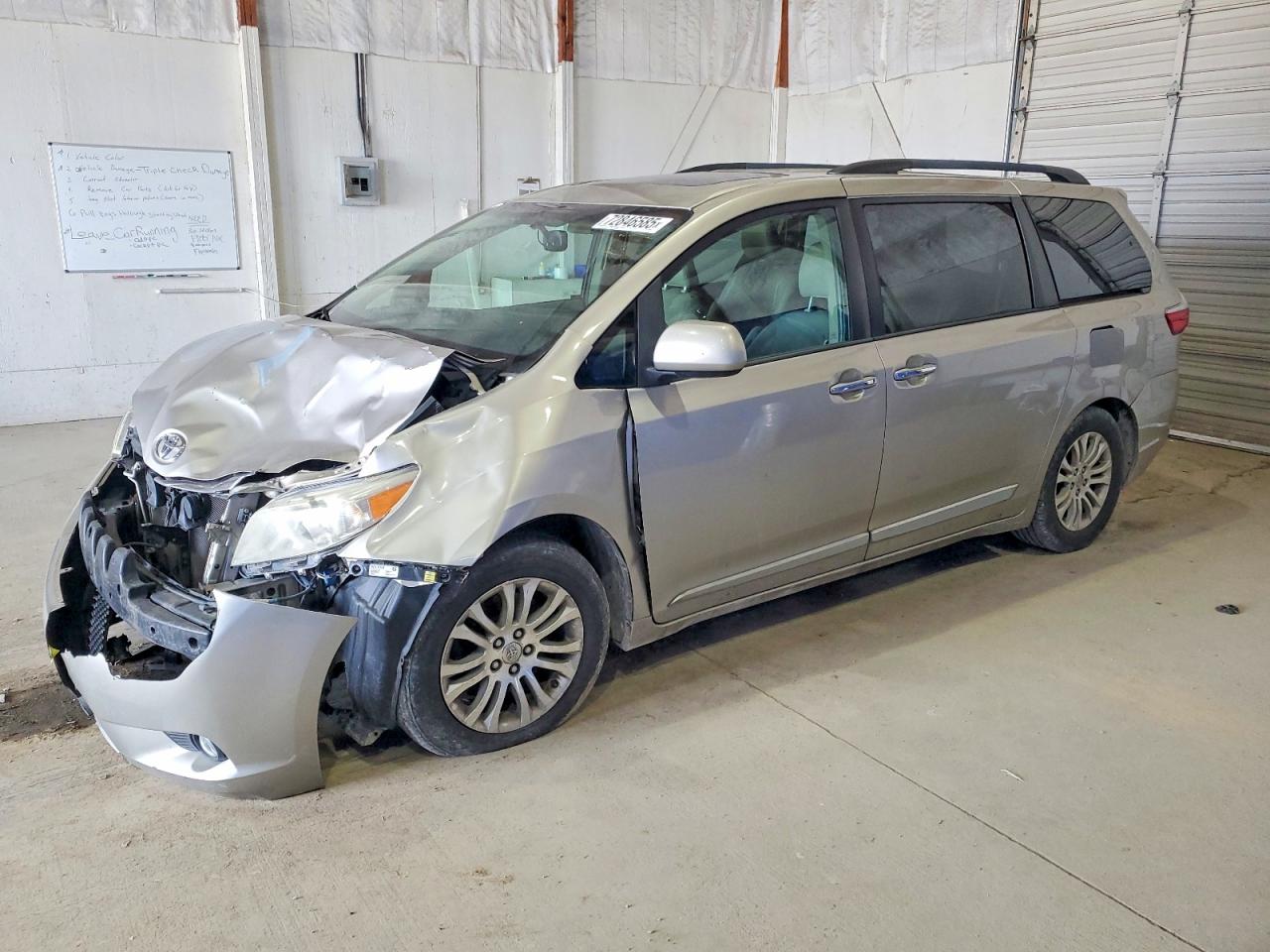 Salvage Toyota Sienna Image