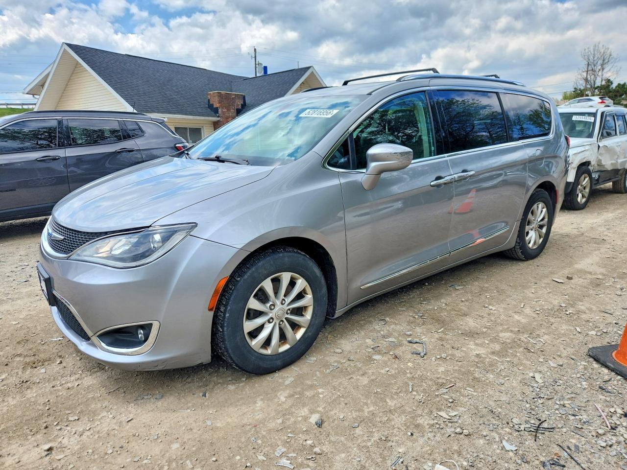 Salvage Chrysler Pacifica Image